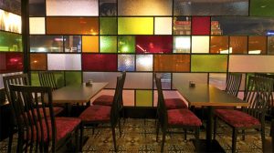 شیشه های رنگی در دکوراسیون رستوران