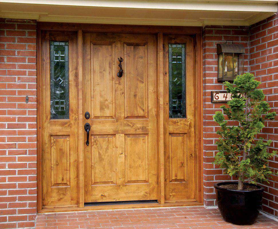 Двери деревянные дома цена. Деревянная дверь. Деревянная уличная дверь. Красивые деревянные двери. Дверь входная деревянная.